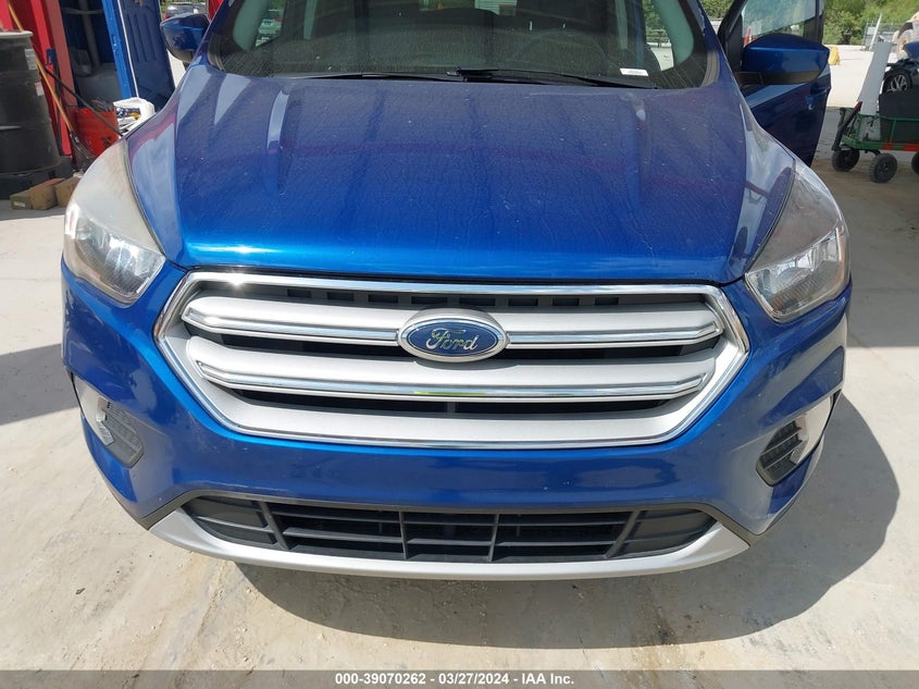 VIN 1FMCU0GD7JUB59937 2018 FORD ESCAPE SE
