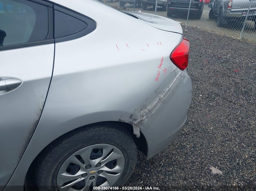 VIN 1G1BC5SM2K7125579 2019 CHEVROLET CRUZE LS