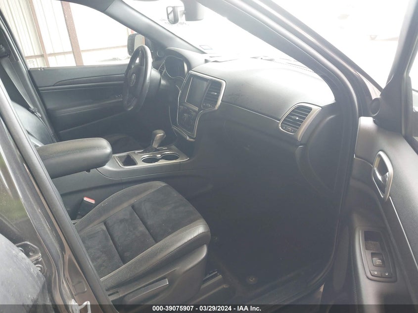 VIN 1C4RJEAG8HC868805 2017 JEEP GRAND CHEROKEE LAREDO