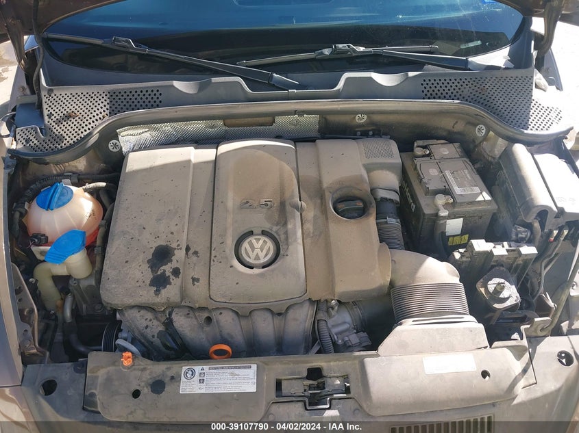 2013 VOLKSWAGEN BEETLE 2.5L - 3VWJX7AT0DM677356