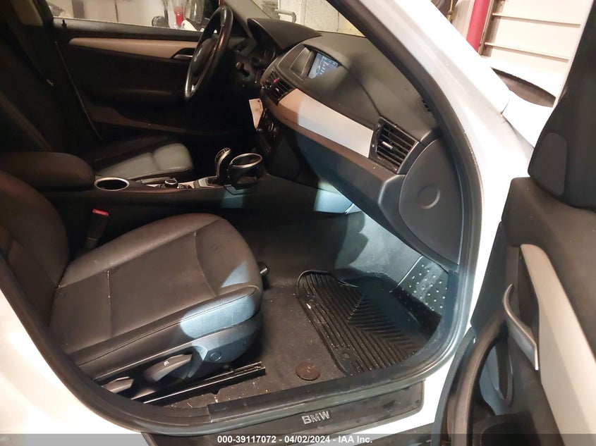 2015 BMW X1 xDrive28I VIN: WBAVL1C52FVY33138 Lot: 39117072