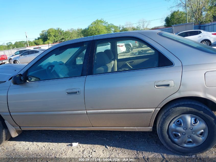 1998 Toyota Camry Le VIN: JT2BG22K0W0256879 Lot: 39117318