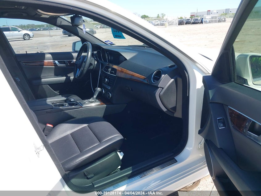 2014 MERCEDES-BENZ C 250 LUXURY/SPORT - WDDGF4HB9EA956773