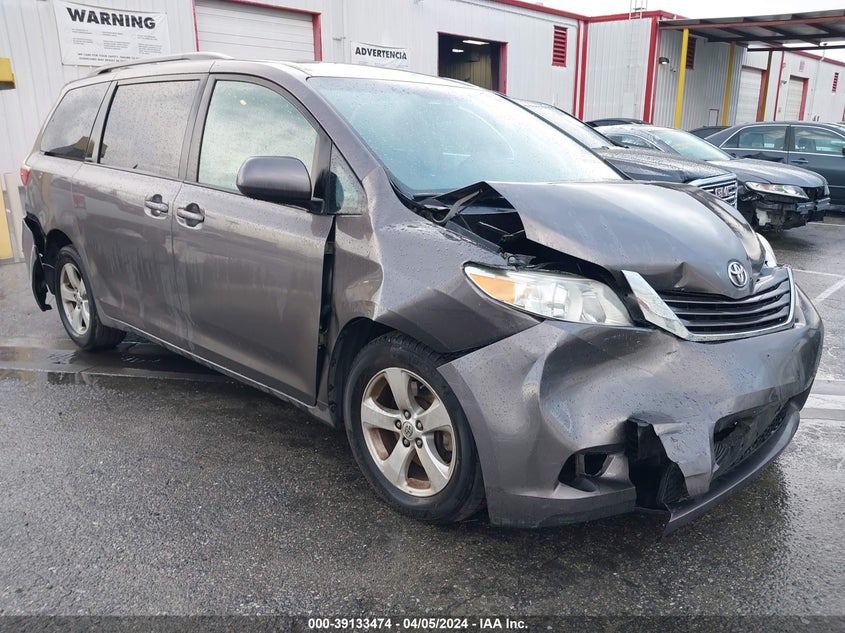 TOYOTA SIENNA LE 2017