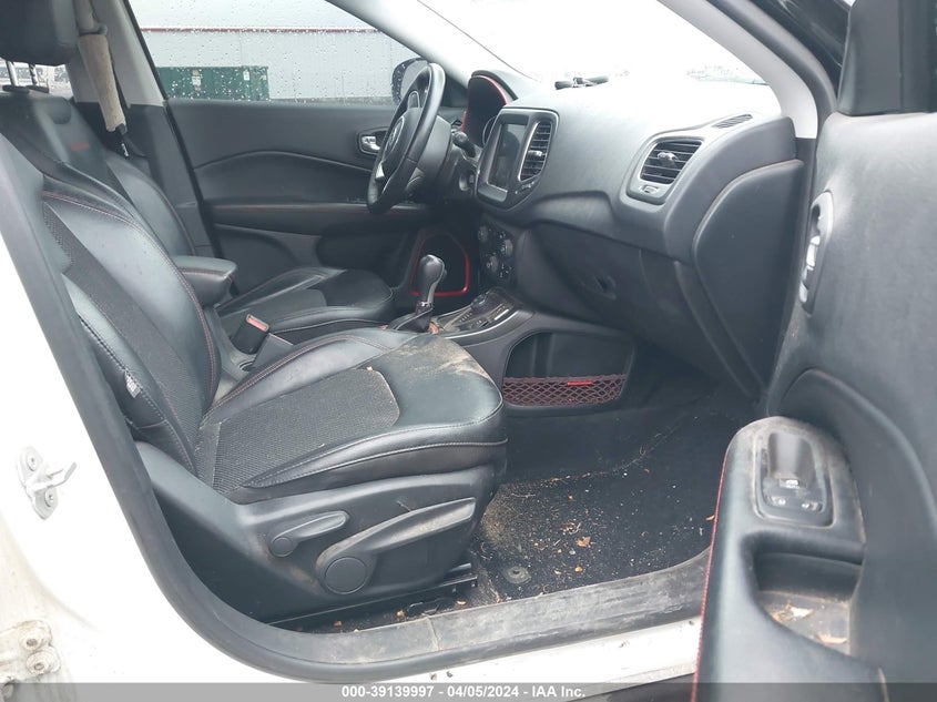 VIN 3C4NJDDB2KT650394 2019 JEEP COMPASS TRAILHAWK 4X4