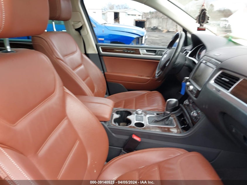 2015 VOLKSWAGEN TOUAREG TDI LUX - WVGEP9BP9FD007994