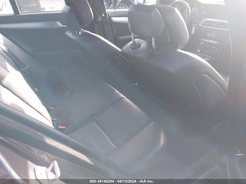 2013 MERCEDES-BENZ C 250 LUXURY/SPORT - WDDGF4HB7DR258078