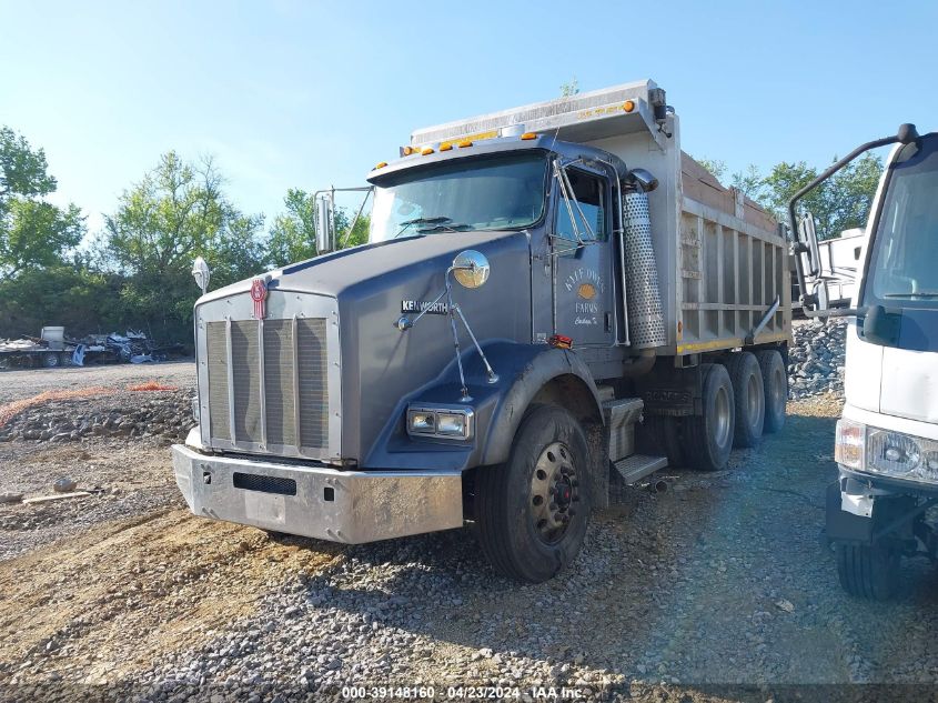 2004 Kenworth Construction T800 VIN: 1NKDXUEX64J071678 Lot: 39148160