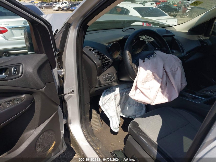 VIN 1FMCU0GD7KUA07206 2019 FORD ESCAPE SE