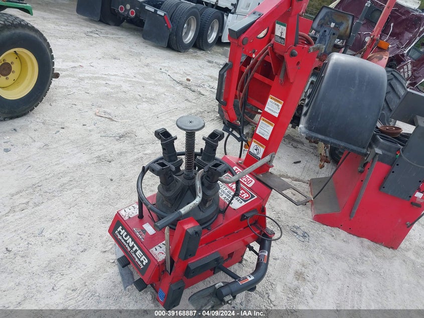 HUNTER TIRE CHANGER 2000. Lot# 39168887. VIN Q25Q571Q. Photo 1