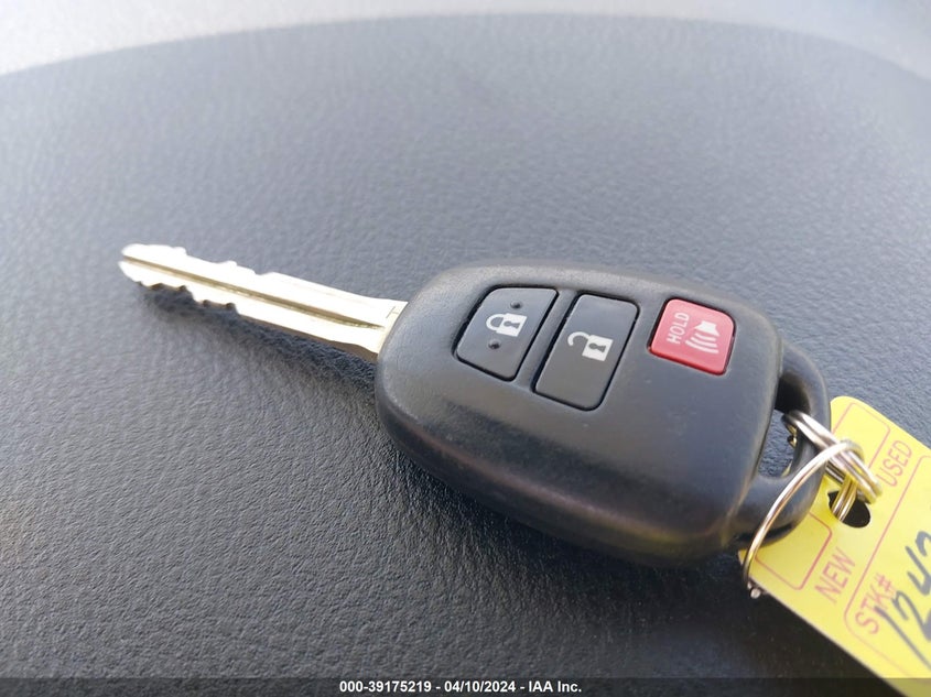 2015 TOYOTA RAV4 LE - JTMZFREV8FJ059380