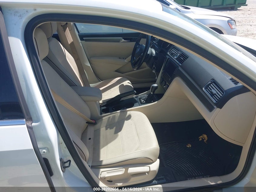 VIN 1VWDT7A31HC035762 2017 VOLKSWAGEN PASSAT R-LINE