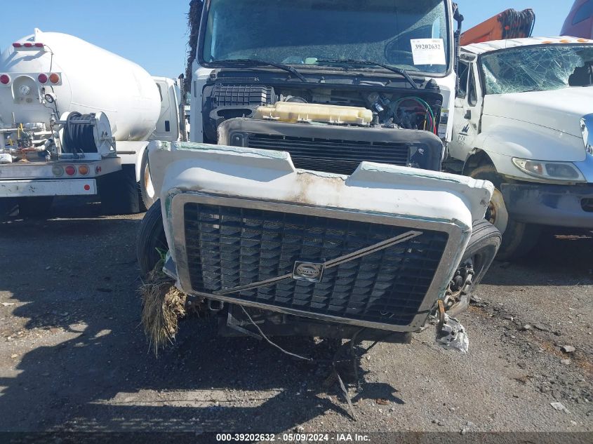 2017 Volvo Vnl VIN: 4V4NC9EH1HN970135 Lot: 39202632