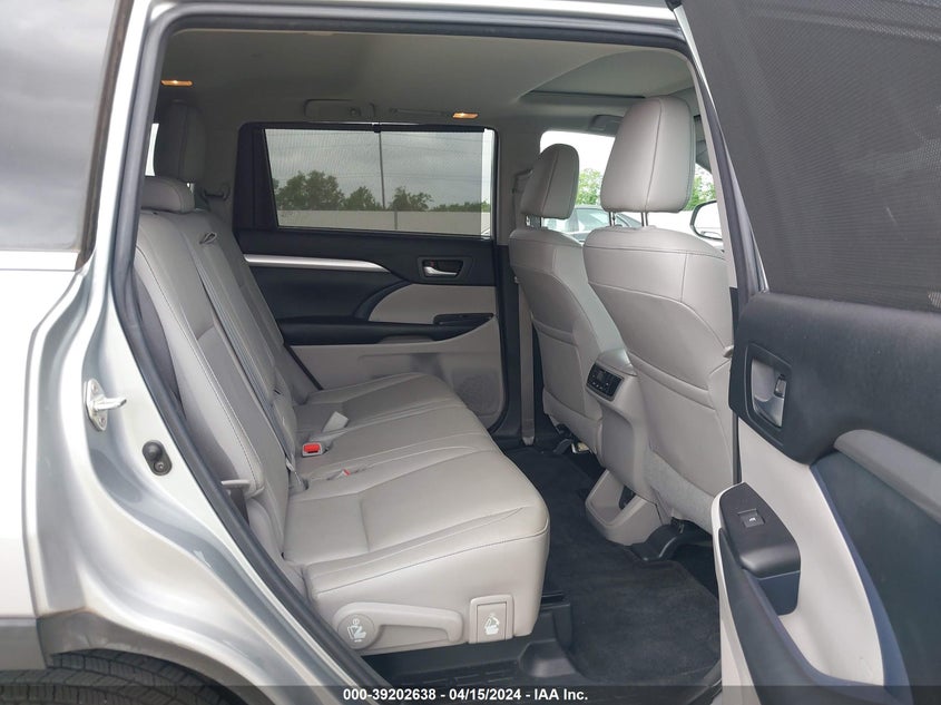 VIN 5TDKZRFH3JS527027 2018 TOYOTA HIGHLANDER XLE