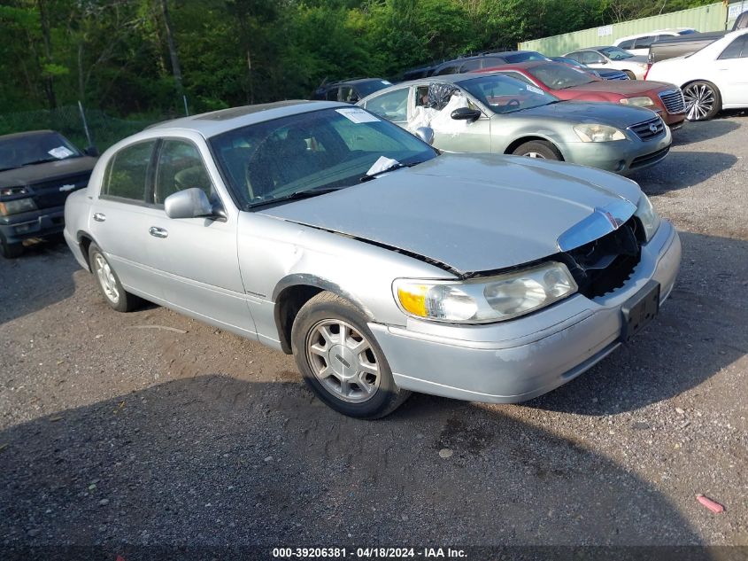 2002 Lincoln Town Car Signature VIN: 1LNHM82W72Y641833 Lot: 39206381