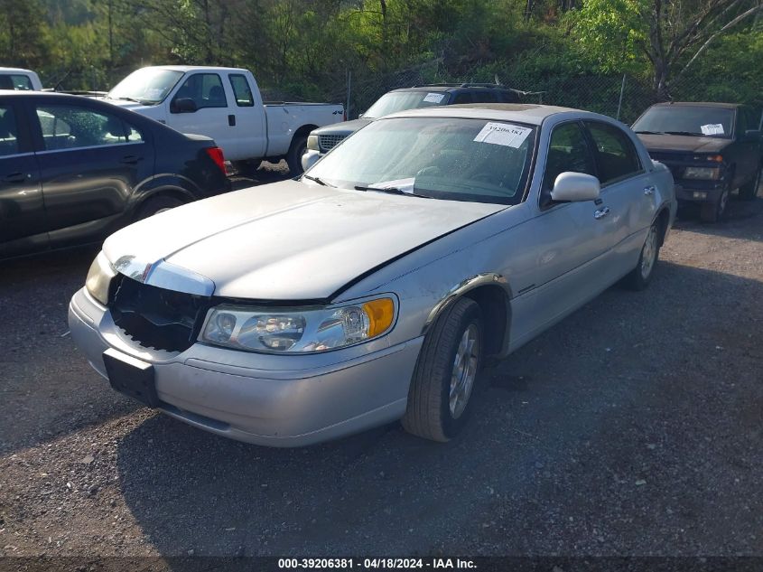 2002 Lincoln Town Car Signature VIN: 1LNHM82W72Y641833 Lot: 39206381