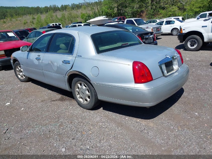 2002 Lincoln Town Car Signature VIN: 1LNHM82W72Y641833 Lot: 39206381