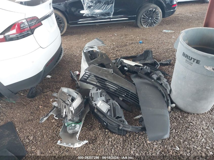 2017 Tesla Model X 100D/75D/90D VIN: 5YJXCBE25HF067850 Lot: 39207298