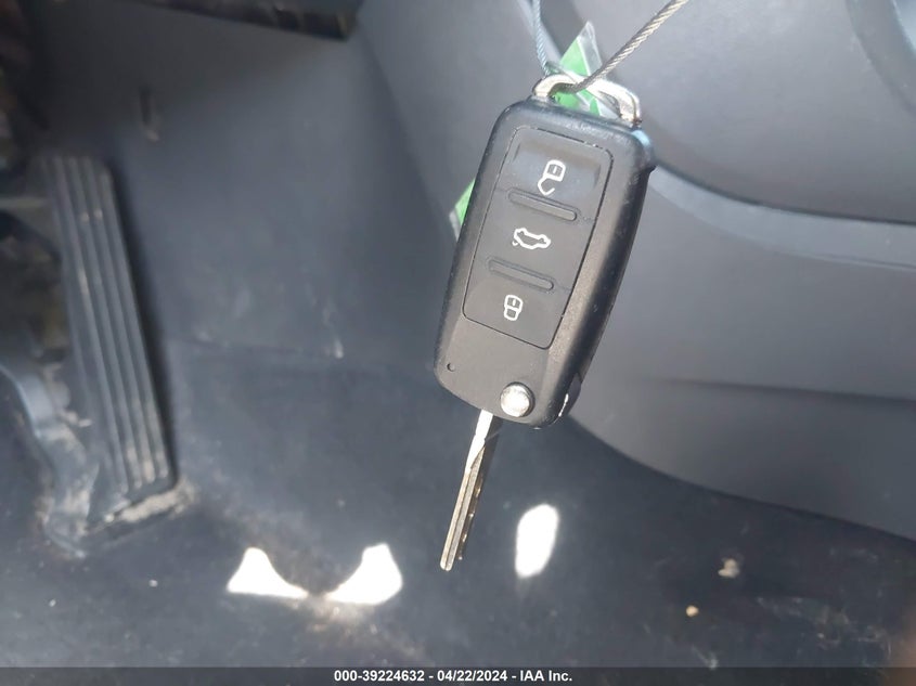 2014 VOLKSWAGEN BEETLE 2.5L - 3VWJX7AT0EM631348