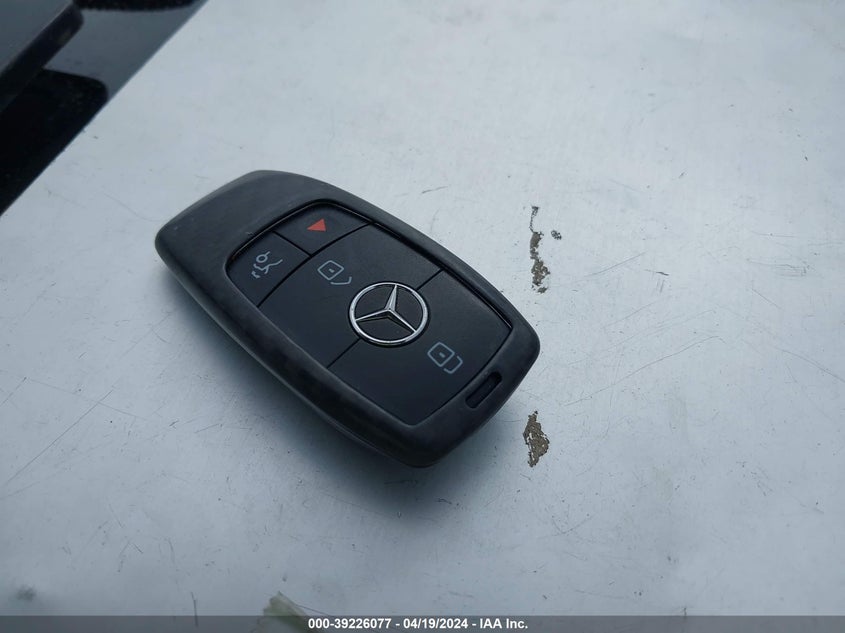 VIN WDDWJ8DB9KF832685 2019 MERCEDES-BENZ C 300 300