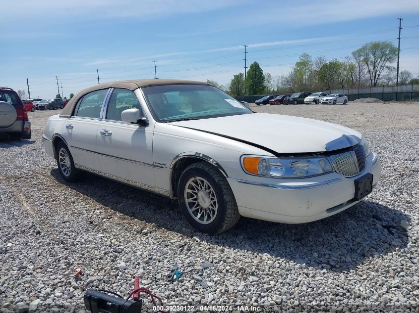 2000 Lincoln Town Car Signature VIN: 1LNHM82W4YY860869 Lot: 39230122