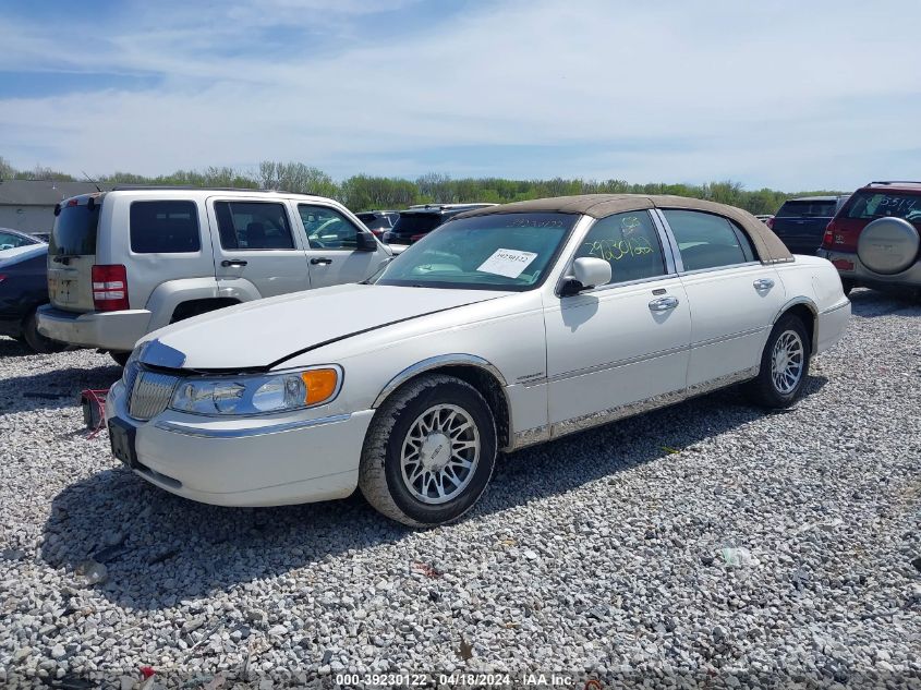2000 Lincoln Town Car Signature VIN: 1LNHM82W4YY860869 Lot: 39230122