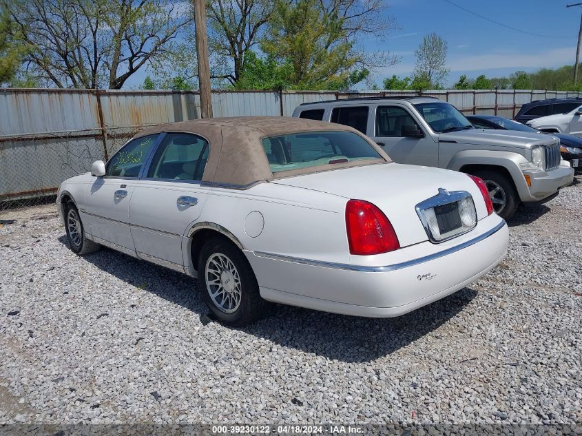 2000 Lincoln Town Car Signature VIN: 1LNHM82W4YY860869 Lot: 39230122