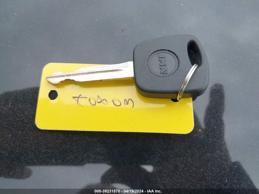 2000 Ford Crown Victoria VIN: 2FAFP73W3YX135961 Lot: 39231570