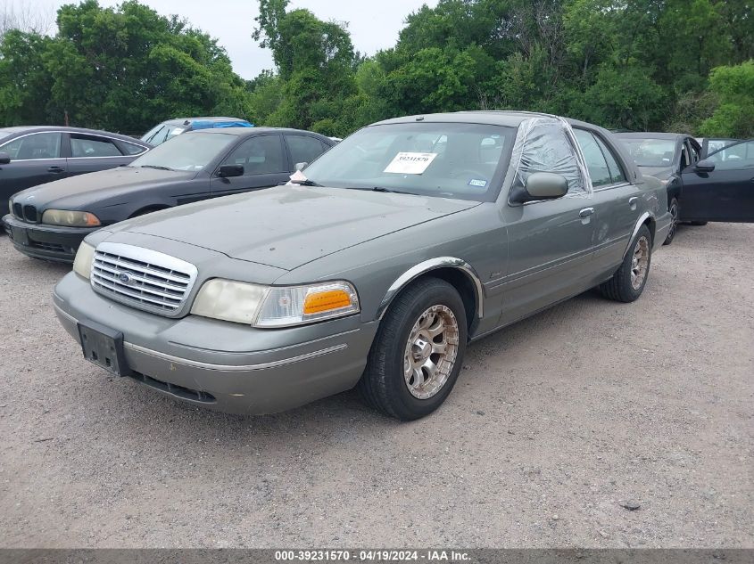 2000 Ford Crown Victoria VIN: 2FAFP73W3YX135961 Lot: 39231570