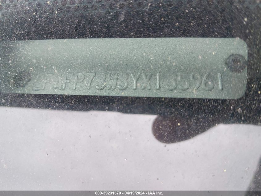 2000 Ford Crown Victoria VIN: 2FAFP73W3YX135961 Lot: 39231570