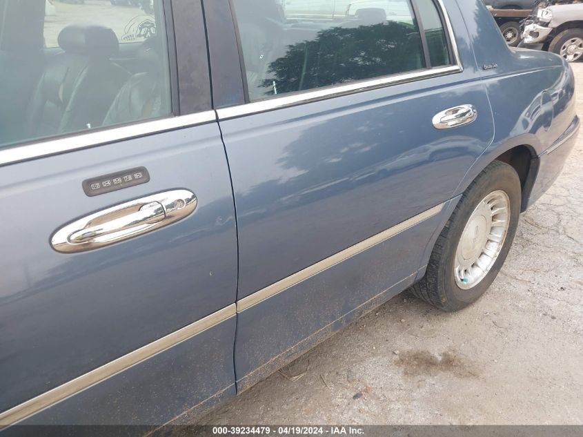 2000 Lincoln Town Car Executive VIN: 1LNHM81W1YY937439 Lot: 39234479