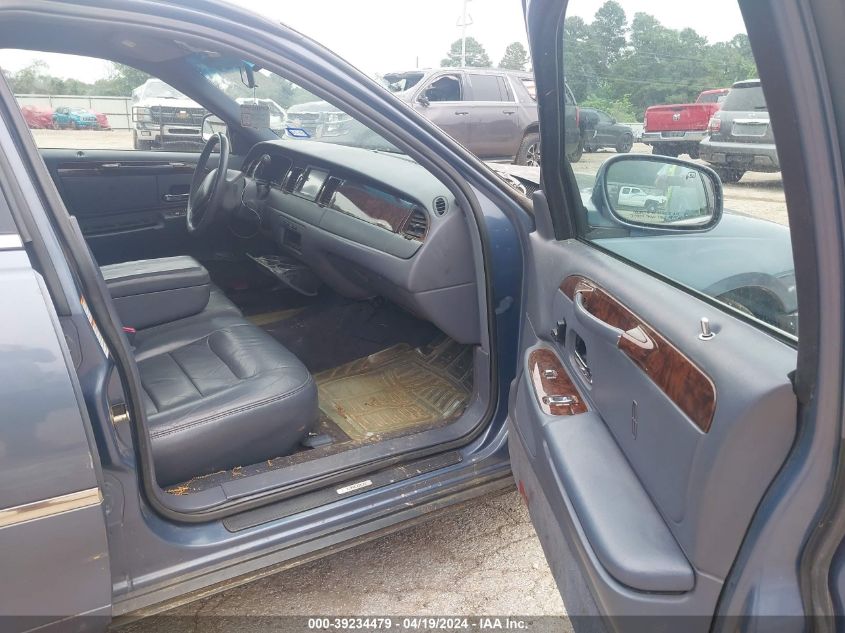 2000 Lincoln Town Car Executive VIN: 1LNHM81W1YY937439 Lot: 39234479