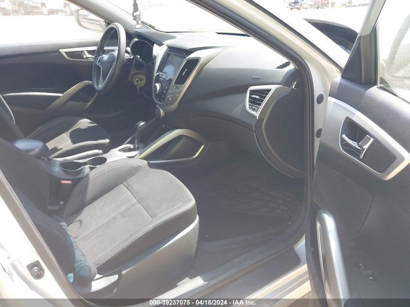 2014 Hyundai Veloster Base W/Black VIN: KMHTC6AD0EU184800 Lot: 39237075