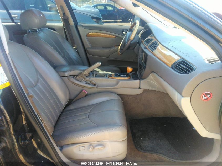 2002 Jaguar S-Type 4.0L V8 VIN: SAJDA01PX2GM29040 Lot: 39242299