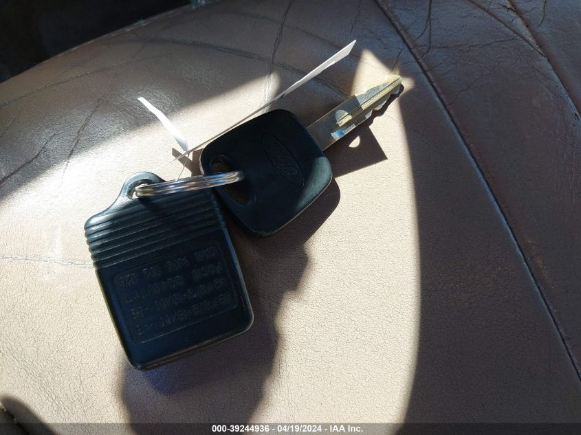 1998 Ford Expedition Eddie Bauer/Xlt VIN: 1FMPU18L3WLC25796 Lot: 39244936