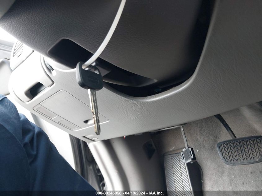 2004 Toyota Camry Le VIN: JTDBE32K840284526 Lot: 39245958