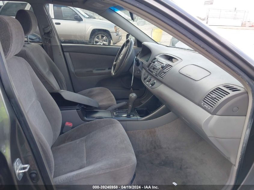 2004 Toyota Camry Le VIN: JTDBE32K840284526 Lot: 39245958