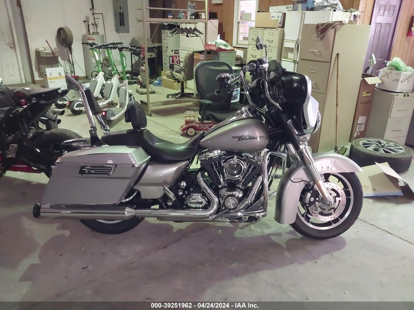 2009 HARLEY-DAVIDSON FLHX - 1HD1KB4149Y676705