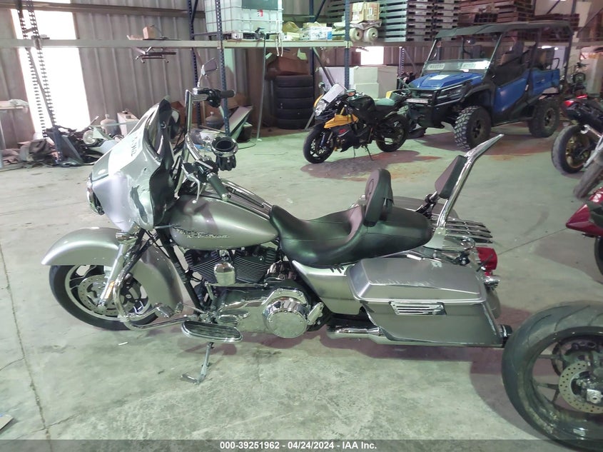 2009 HARLEY-DAVIDSON FLHX - 1HD1KB4149Y676705