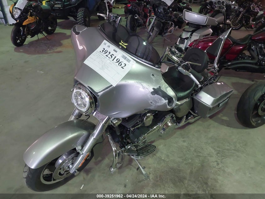 2009 HARLEY-DAVIDSON FLHX - 1HD1KB4149Y676705