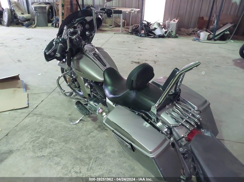 2009 HARLEY-DAVIDSON FLHX - 1HD1KB4149Y676705