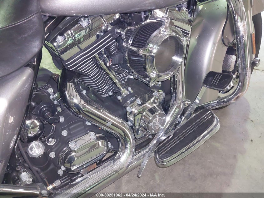 2009 HARLEY-DAVIDSON FLHX - 1HD1KB4149Y676705