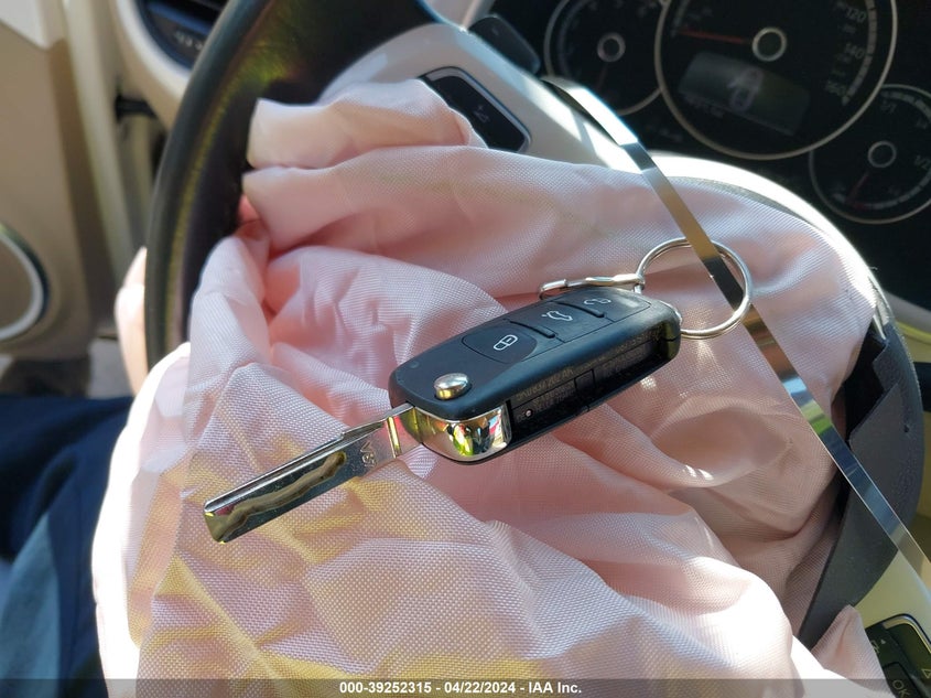 2014 VOLKSWAGEN BEETLE 3VWJL7AT8EM606774