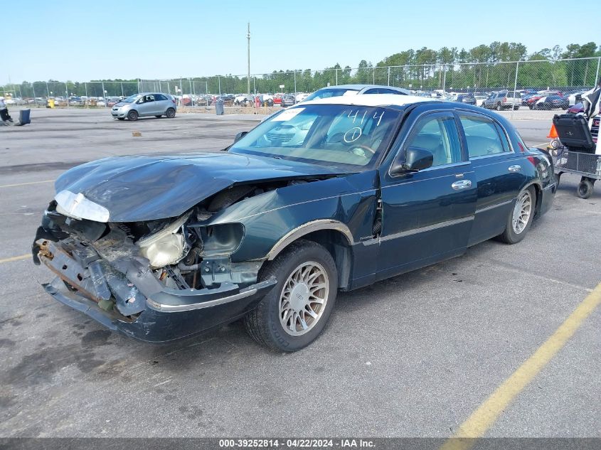 2002 Lincoln Town Car Signature VIN: 1LNHM82W82Y603625 Lot: 39252814