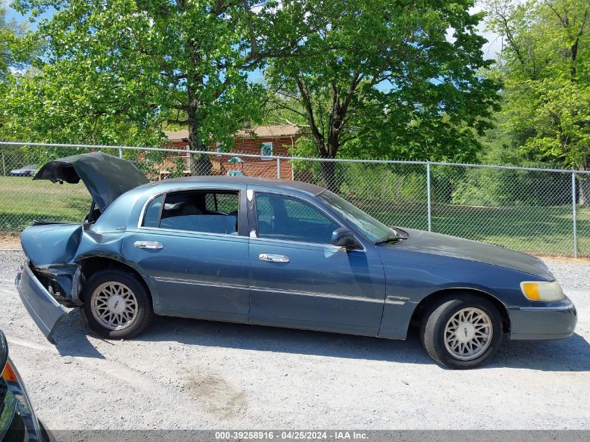 1LNFM82W7WY662744 1998 Lincoln Town Car Signature