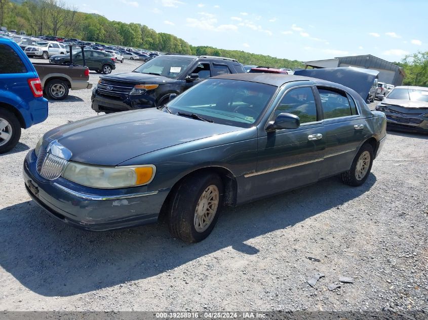 1998 Lincoln Town Car Signature VIN: 1LNFM82W7WY662744 Lot: 39258916