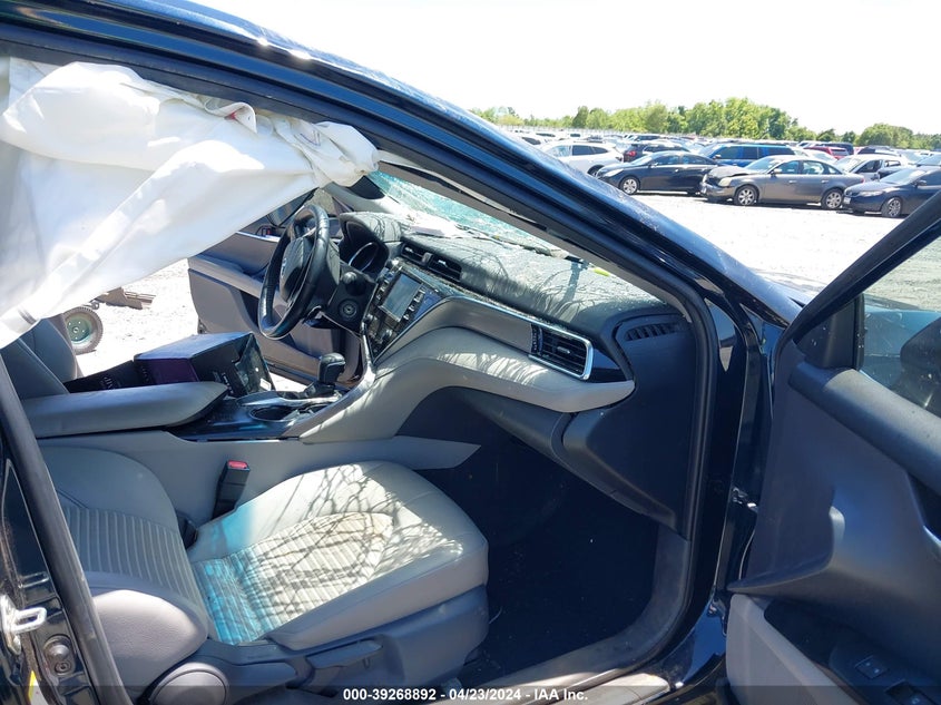 2018 TOYOTA CAMRY SE - 4T1B11HK5JU621466