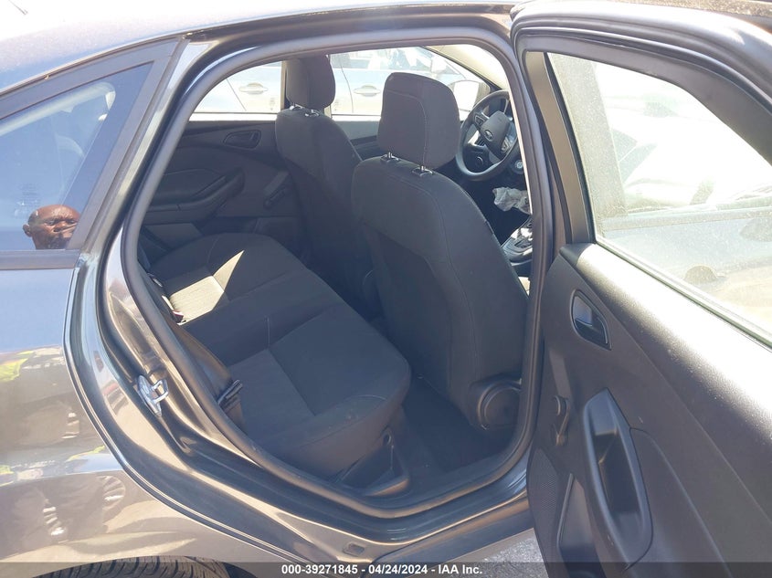 VIN 1FADP3E28JL318575 2018 FORD FOCUS S