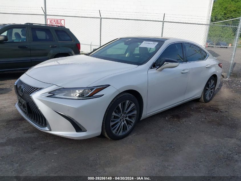 58ADZ1B17MU097526 2021 LEXUS ES - Image 2