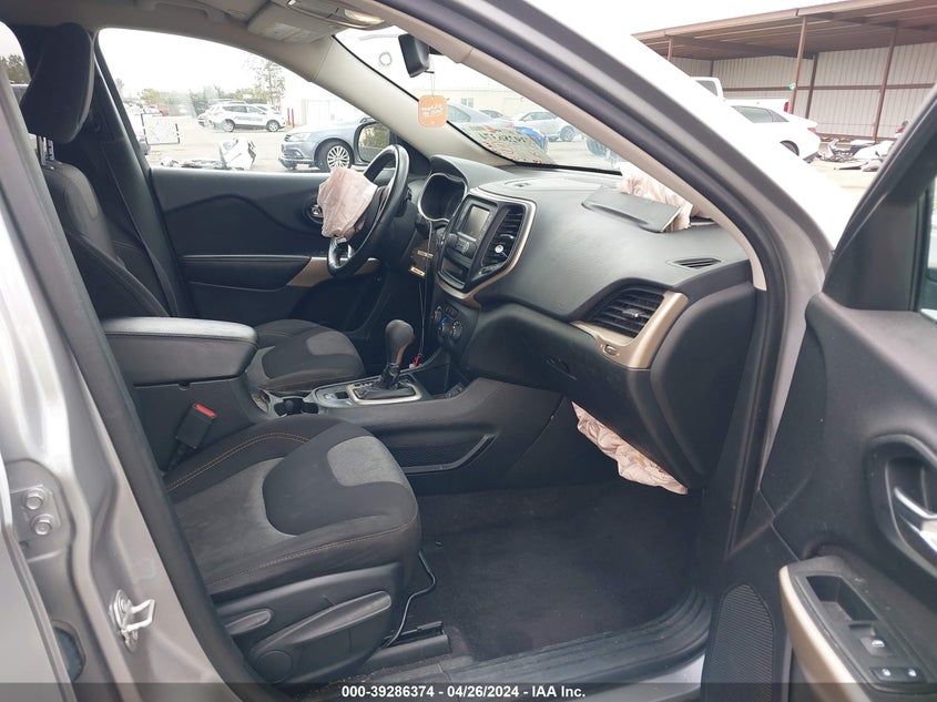 VIN 1C4PJLCB5JD556731 2018 JEEP CHEROKEE LATITUDE